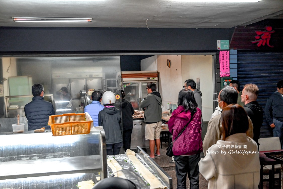 還沒開門就在領號碼牌古早味宵夜，爆餡蔥燒餅老闆用料不手軟連在地人也激推 @女子的休假計劃
