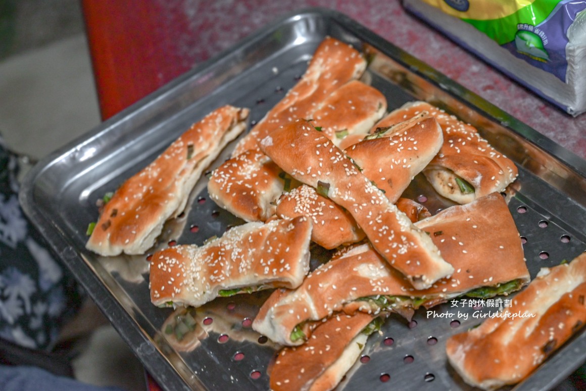 還沒開門就在領號碼牌古早味宵夜，爆餡蔥燒餅老闆用料不手軟連在地人也激推 @女子的休假計劃