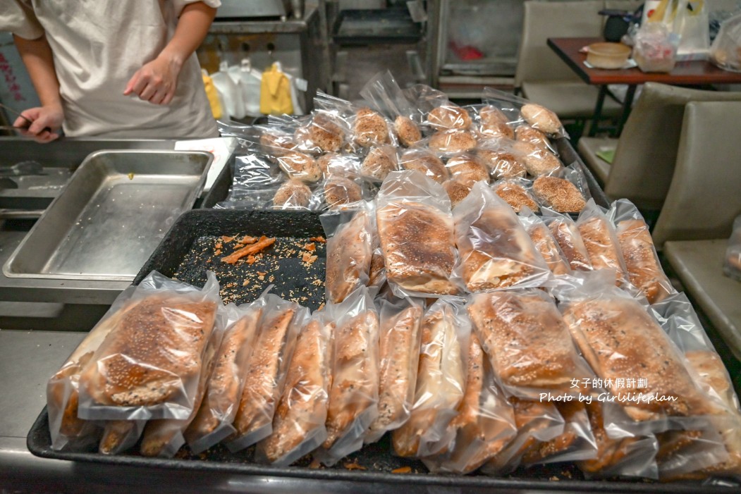 還沒開門就在領號碼牌古早味宵夜，爆餡蔥燒餅老闆用料不手軟連在地人也激推 @女子的休假計劃