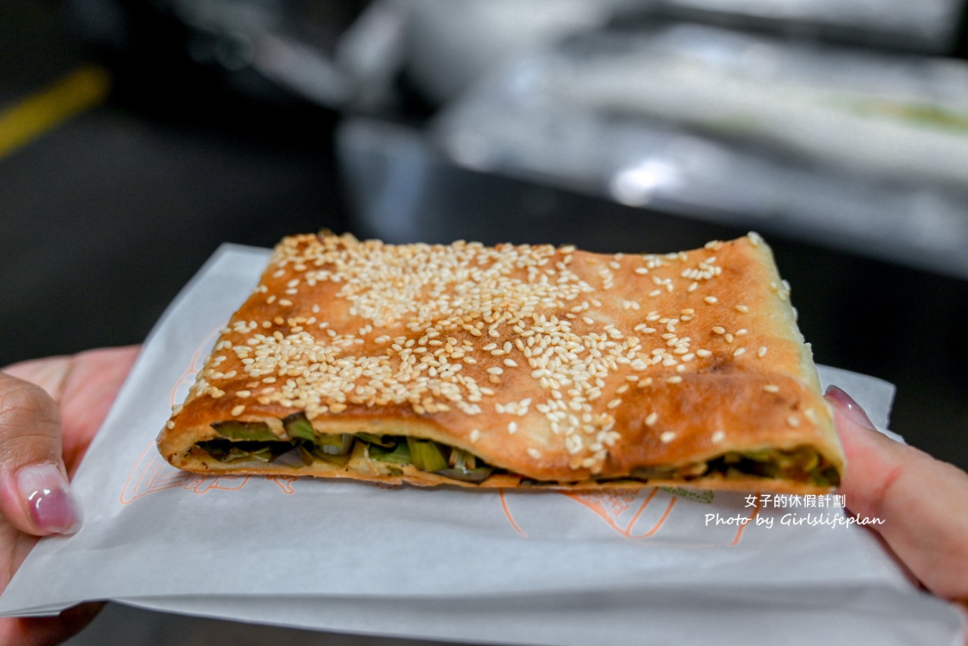 還沒開門就在領號碼牌古早味宵夜，爆餡蔥燒餅老闆用料不手軟連在地人也激推 @女子的休假計劃