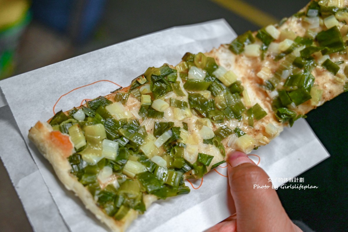 還沒開門就在領號碼牌古早味宵夜，爆餡蔥燒餅老闆用料不手軟連在地人也激推 @女子的休假計劃