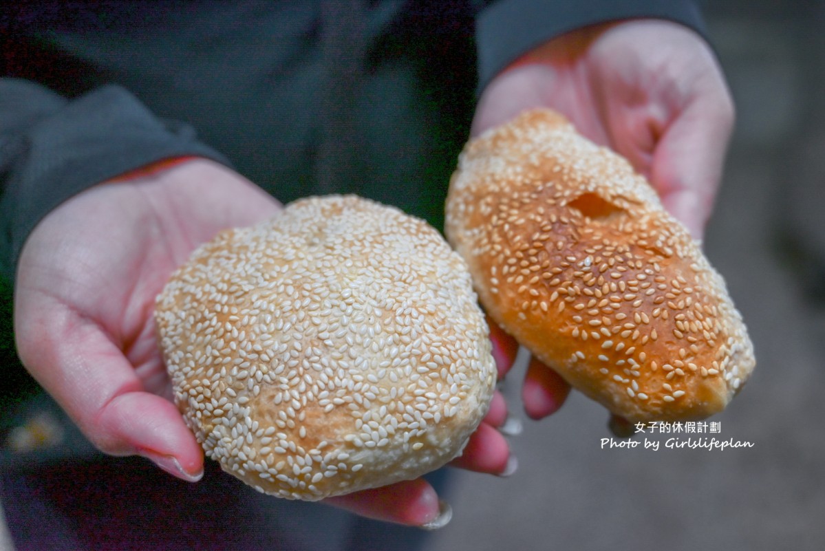 還沒開門就在領號碼牌古早味宵夜，爆餡蔥燒餅老闆用料不手軟連在地人也激推 @女子的休假計劃