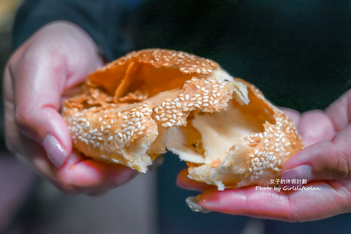 還沒開門就在領號碼牌古早味宵夜，爆餡蔥燒餅老闆用料不手軟連在地人也激推 @女子的休假計劃