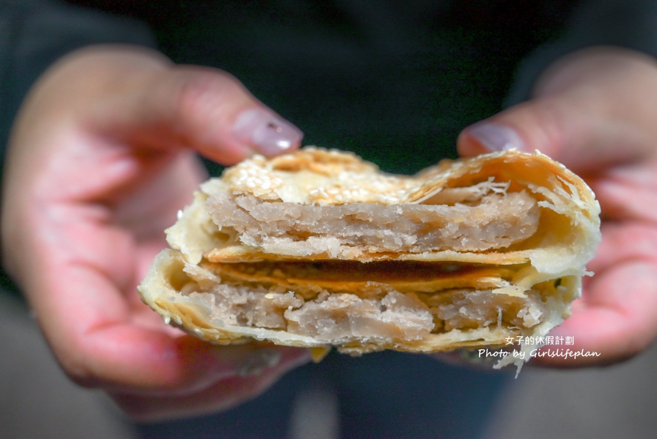 還沒開門就在領號碼牌古早味宵夜，爆餡蔥燒餅老闆用料不手軟連在地人也激推 @女子的休假計劃
