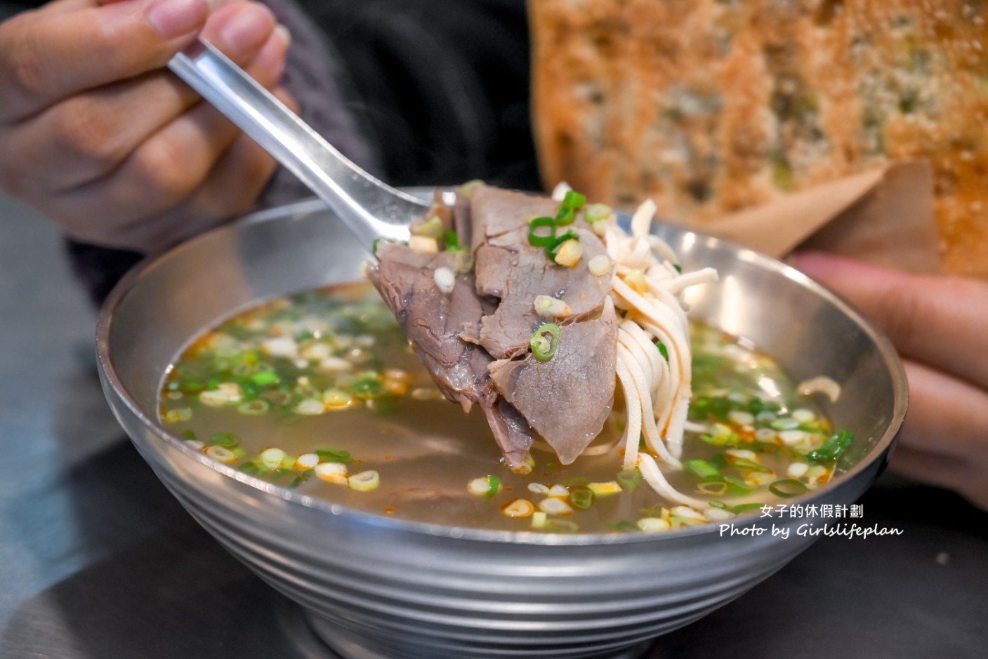 麵鄉安徽淮南牛肉湯|超巨蔥香燒餅30元,牛肉湯免費續(外帶) @女子的休假計劃 麵鄉安徽淮南牛肉湯|超巨蔥香燒餅30元,牛肉湯免費續(外帶) @女子的休假計劃