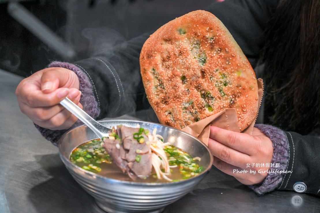 麵鄉安徽淮南牛肉湯｜超巨蔥香燒餅30元，牛肉湯免費續(外帶) @女子的休假計劃