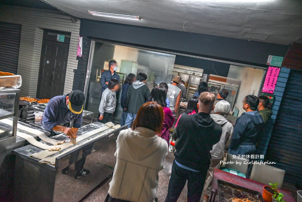 還沒開門就在領號碼牌古早味宵夜，爆餡蔥燒餅老闆用料不手軟連在地人也激推 @女子的休假計劃