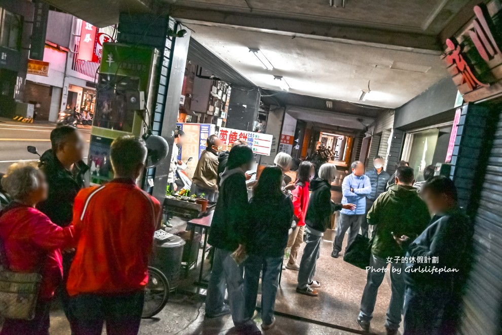 還沒開門就在領號碼牌古早味宵夜，爆餡蔥燒餅老闆用料不手軟連在地人也激推 @女子的休假計劃