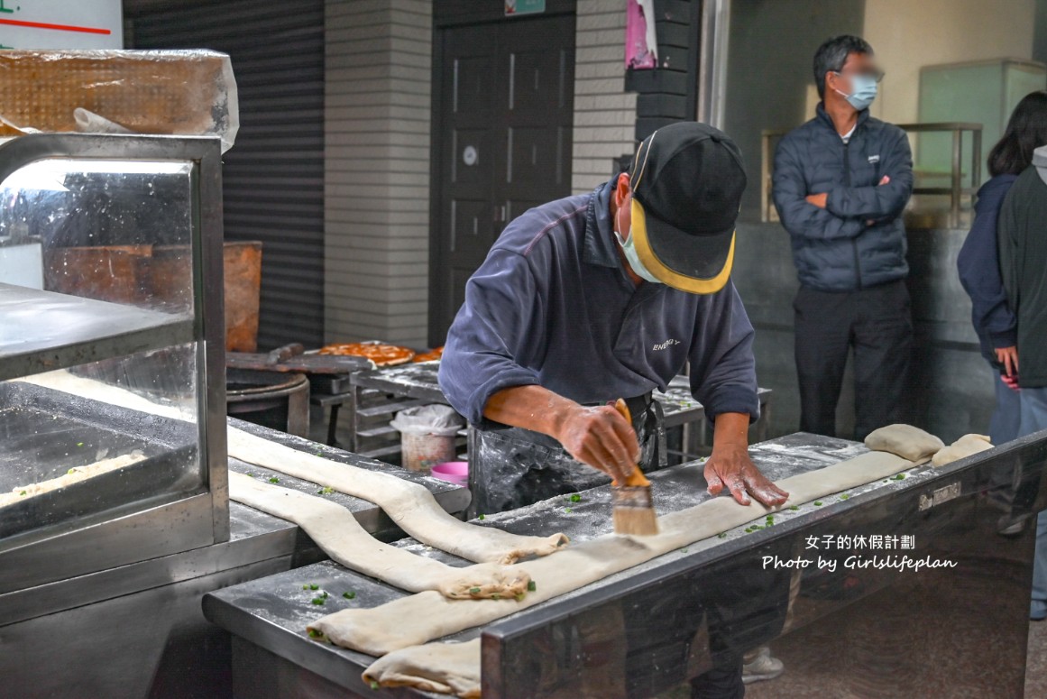 還沒開門就在領號碼牌古早味宵夜，爆餡蔥燒餅老闆用料不手軟連在地人也激推 @女子的休假計劃