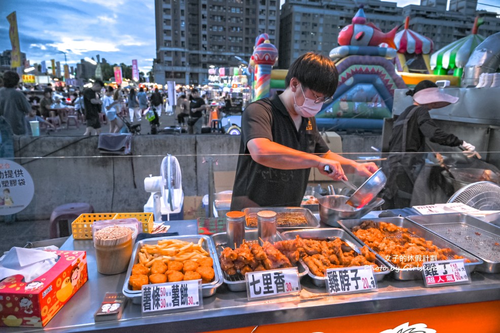夜市排隊美食炸物攤必點25元炸雞翅買4送一，炸雞脖也只要20元 @女子的休假計劃