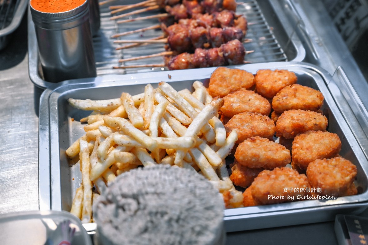 夜市排隊美食炸物攤必點25元炸雞翅買4送一，炸雞脖也只要20元 @女子的休假計劃