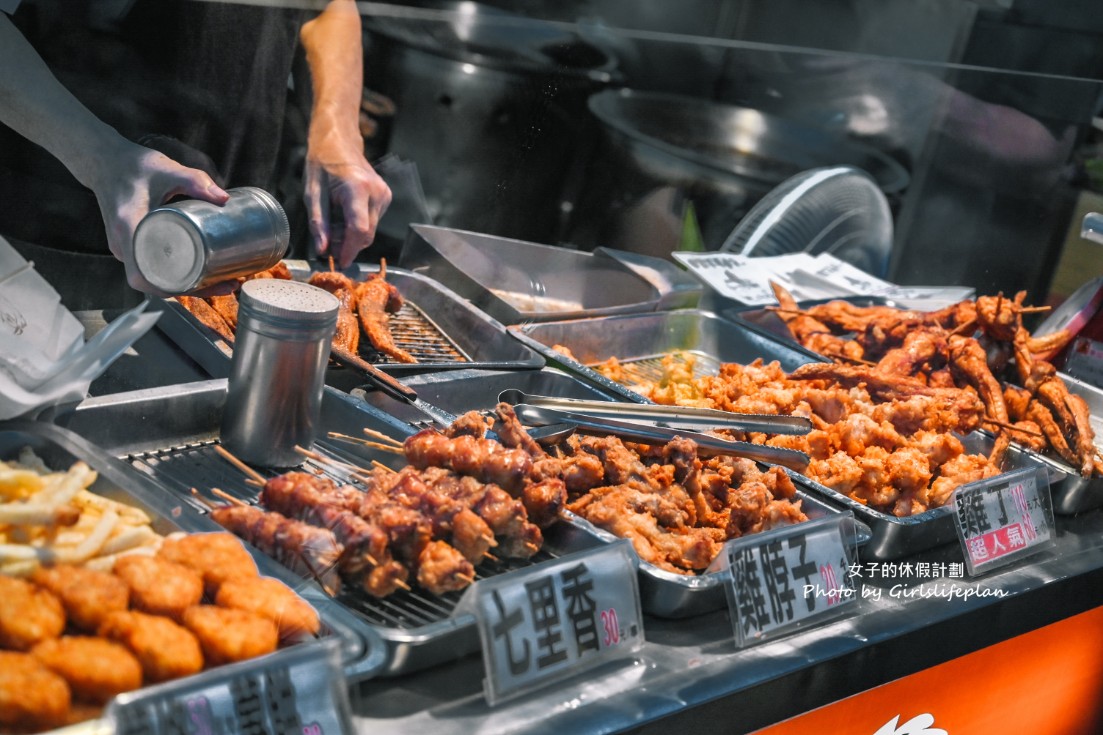 夜市排隊美食炸物攤必點25元炸雞翅買4送一，炸雞脖也只要20元 @女子的休假計劃