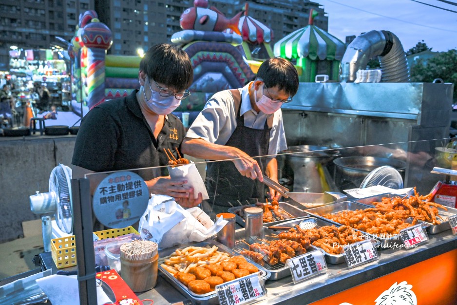 夜市排隊美食炸物攤必點25元炸雞翅買4送一，炸雞脖也只要20元 @女子的休假計劃