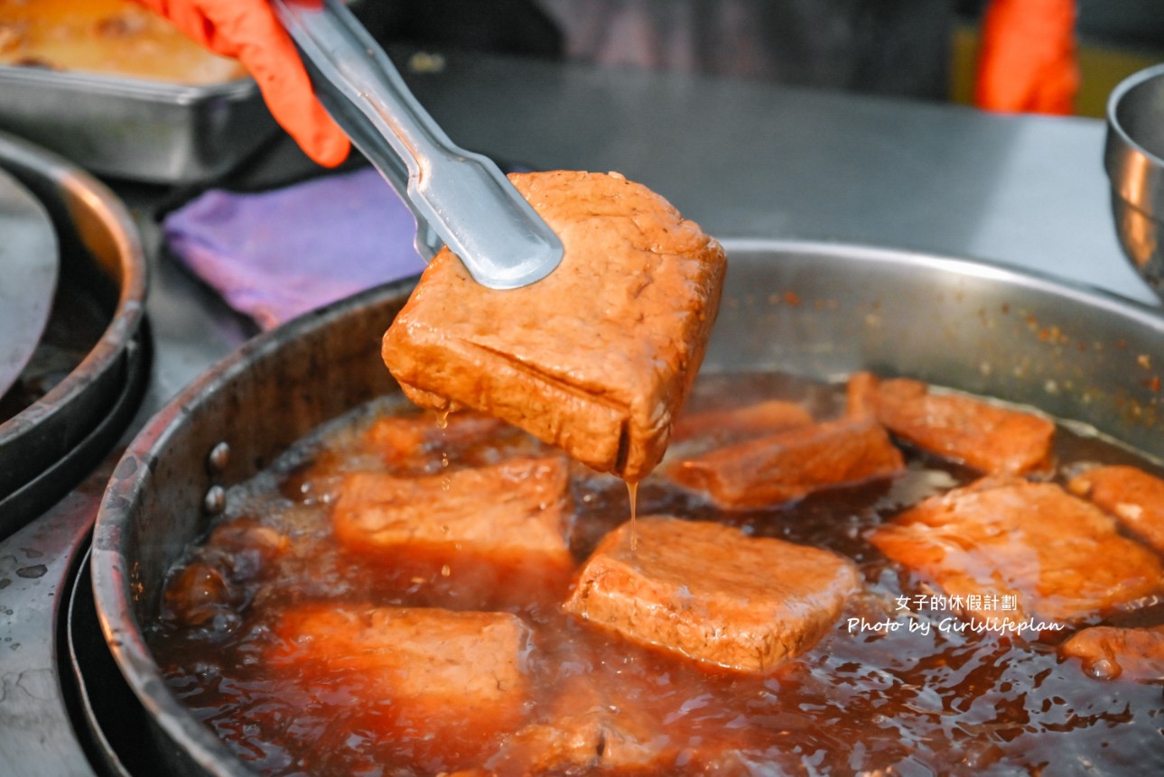 人氣排隊美食，蒜香豆干濃濃蒜味醬汁，滿滿氣孔一咬就爆汁 @女子的休假計劃