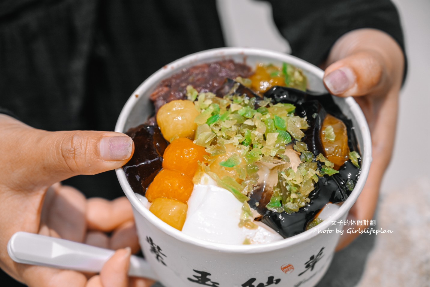 還沒開門就在排隊超人氣仙草專賣店，自選8種配料67元，35元仙草凍也好吃 @女子的休假計劃
