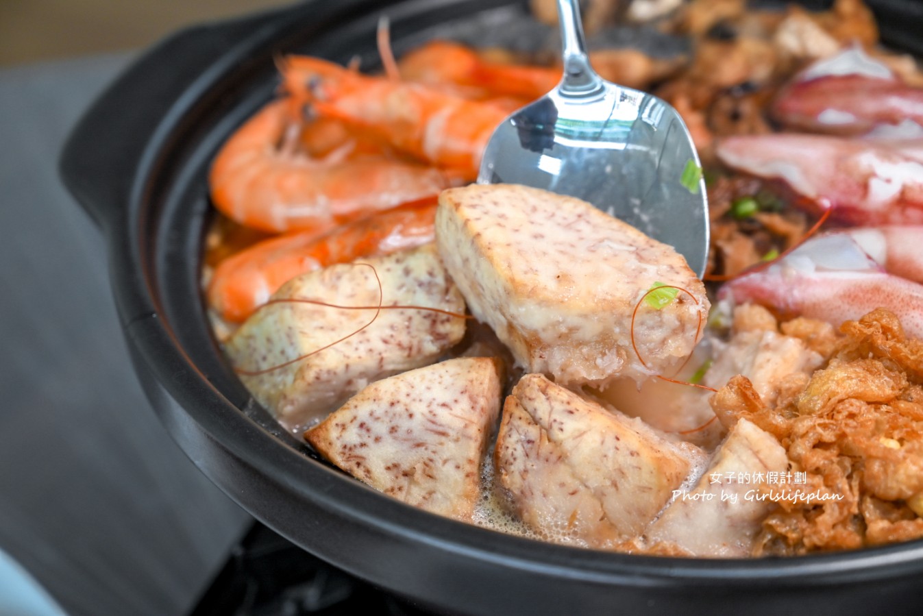 隱藏版美食燒鵝和烤雞很招牌，連台菜熱炒也超級有水準，超巨海鮮芋頭湯無敵推 @女子的休假計劃