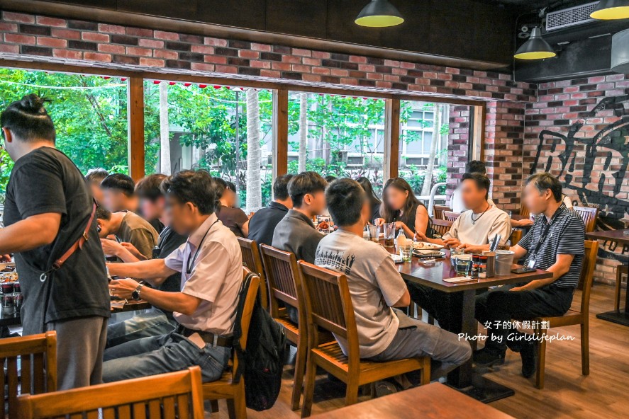 台灣第一間美式BBQ老店台灣龍眼木燻烤熟成，必點限量牛肋排，飲料無限續 @女子的休假計劃