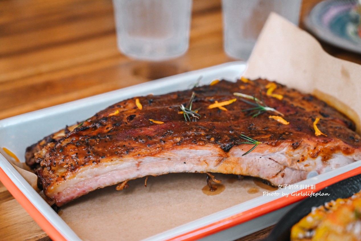 台灣第一間美式BBQ老店台灣龍眼木燻烤熟成，必點限量牛肋排，飲料無限續 @女子的休假計劃