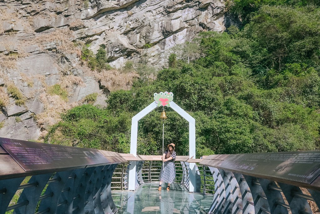 【新竹景點】青蛙石天空步道：遁入萌蛙的世界，在玻璃彩虹步道敲醒幸福的鐘聲。 @女子的休假計劃