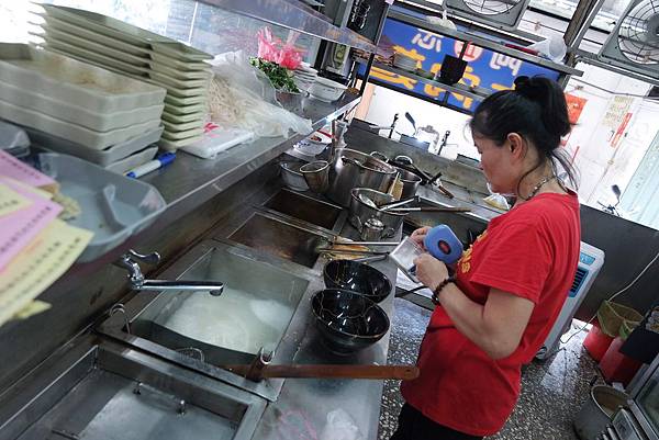 阿忠牛肉麵/新莊老字號美味飄香26年，雙重享受咀嚼多汁牛肉塊與大份量牛肉湯麵 @女子的休假計劃