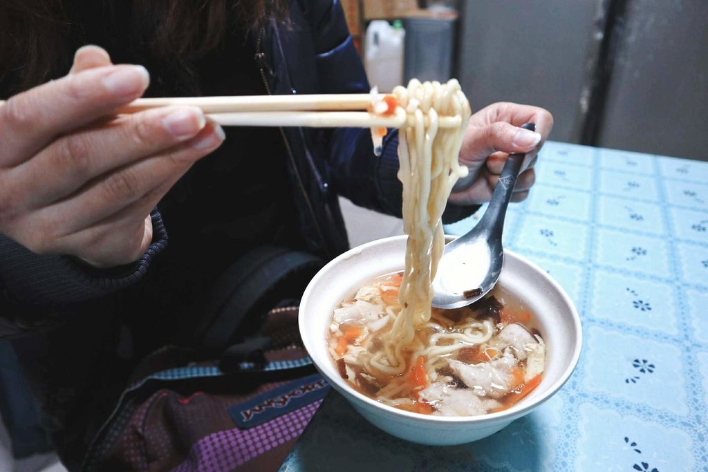 桃園龍潭 | 市場餛飩，隱身於市場之中的在地人氣早餐，必點肉羹湯、紅油抄手 /食尚玩家 /龍潭大池 /無名餛飩麵 @女子的休假計劃