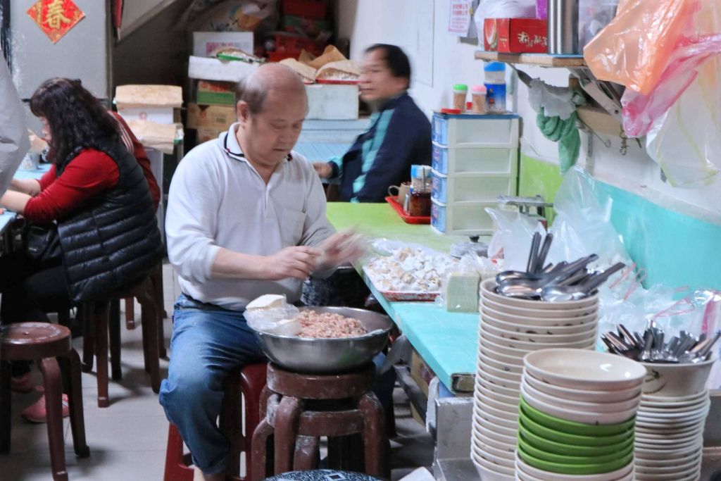 桃園龍潭 | 市場餛飩，隱身於市場之中的在地人氣早餐，必點肉羹湯、紅油抄手 /食尚玩家 /龍潭大池 /無名餛飩麵 @女子的休假計劃