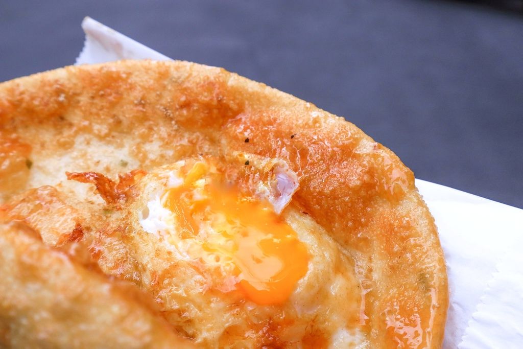 Boom炸蛋蔥油餅：國民銅板人氣小吃，不油膩配方更爽口/新北土城 @女子的休假計劃