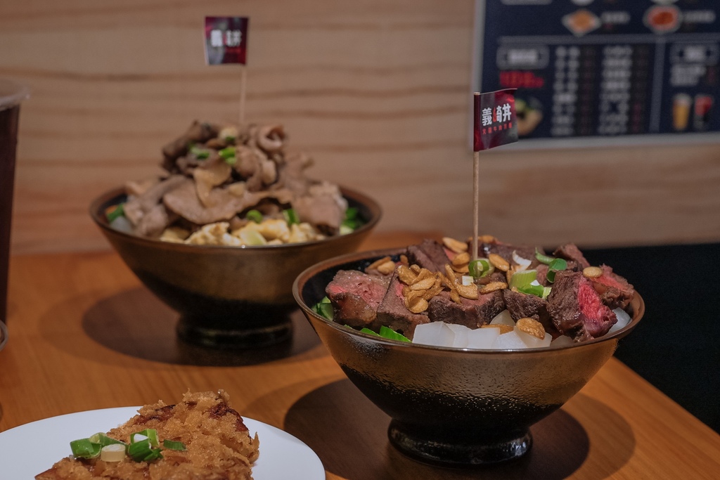 【台中美食】義崎丼美德舖：堆疊成肉山大份量丼飯，肉控一起來登頂吧！ @女子的休假計劃