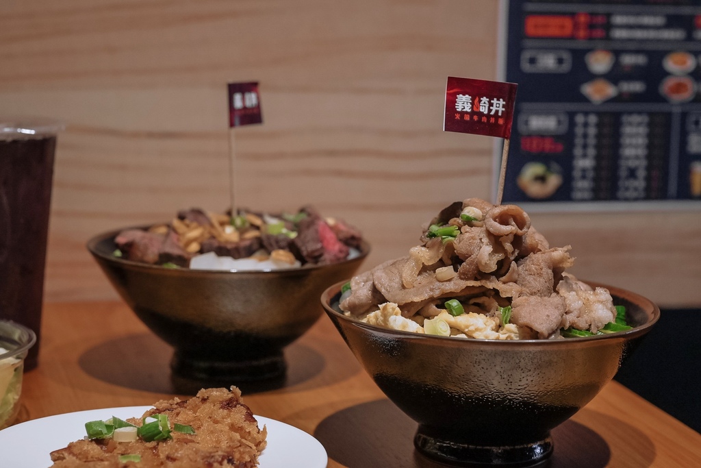 【台中美食】義崎丼美德舖：堆疊成肉山大份量丼飯，肉控一起來登頂吧！ @女子的休假計劃