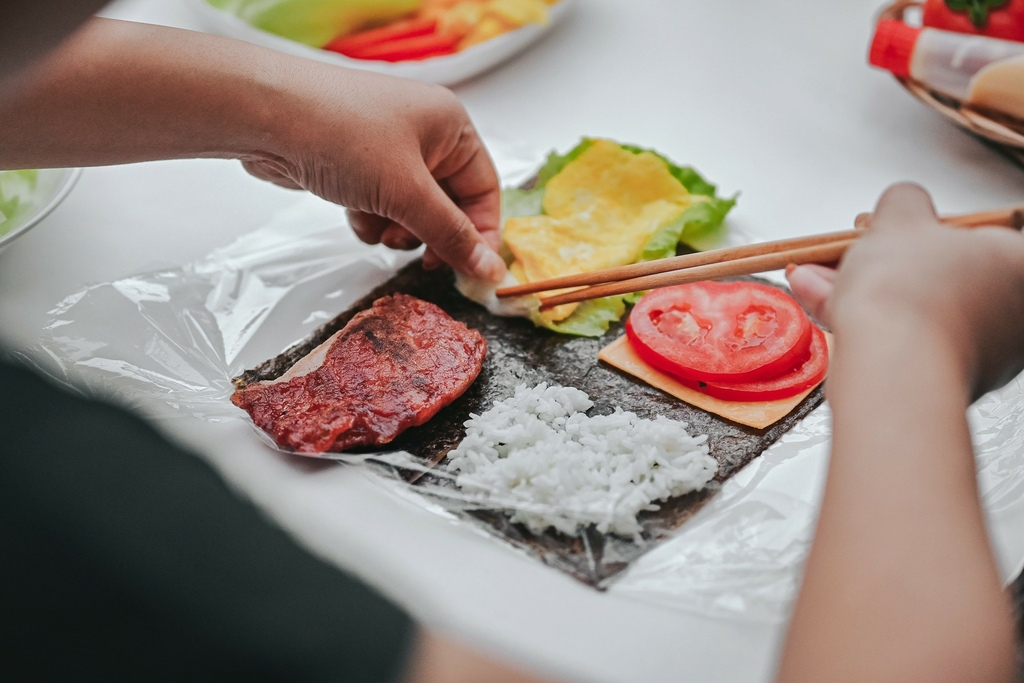 【肉品宅配-食譜】台全牧場：從牧場到餐桌，會聽輕音樂的快樂豬，料理方式超簡單「蒸、煮、炒、煎、炸」都可以。 @女子的休假計劃